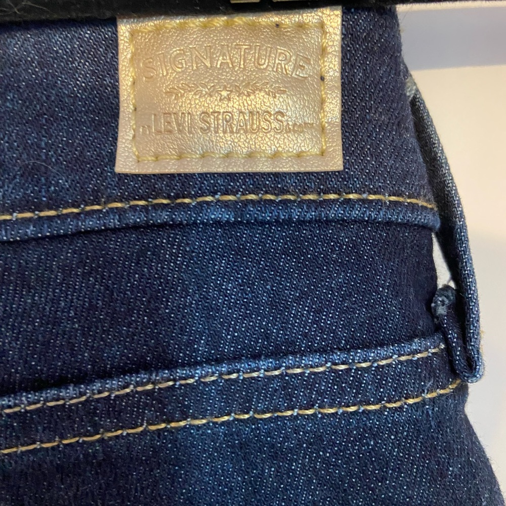 Signature by Levi Strauss & Co. Modern Slim Cuffed, Size 2, W26 Denim - Picture 3 of 3